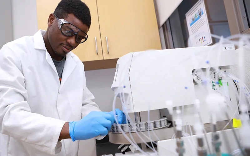 Ingeniero biomédico calibrando un equipo de laboratorio