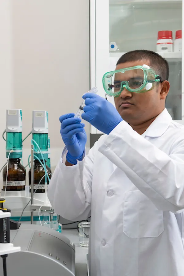 Técnico realizando mantenimiento a equipos médicos